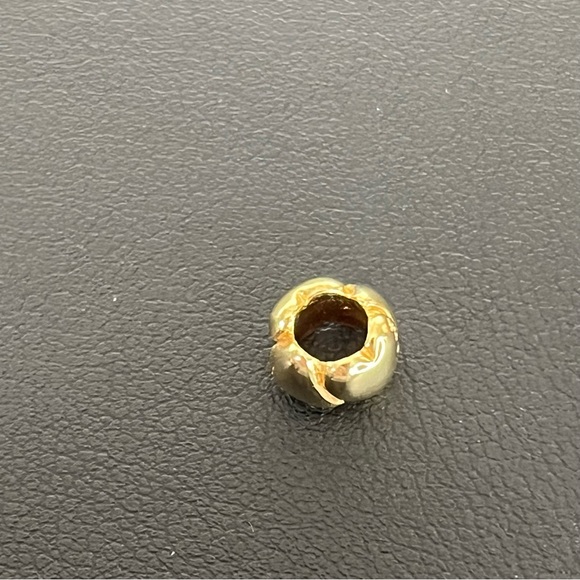 Trollbeads Retired Heart, Small, Gold Bead- 21118 - Picture 5 of 7